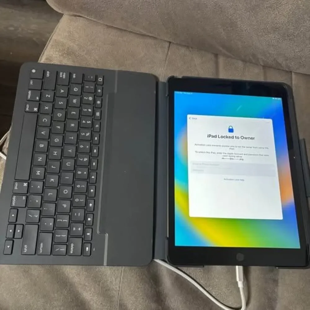 Apple iPad with Keyboard Case – Activation Locked – For Parts/Repair
